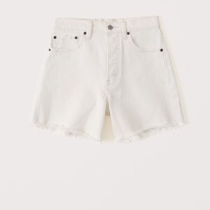 Abercrombie The Dad Short high rise curve love. Color Cream